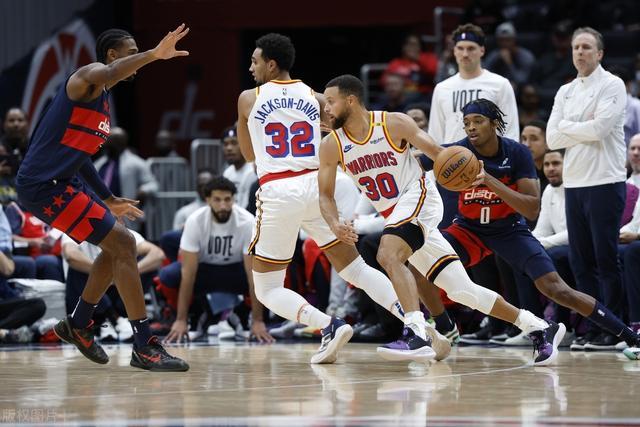 沈阳交警深夜出击整治飙车行为